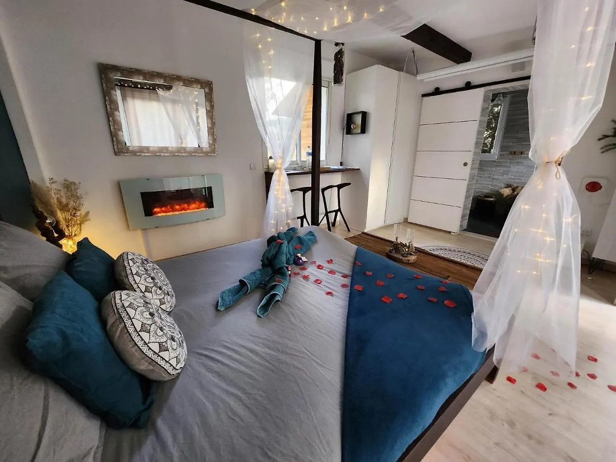 A L'Orée des Pins: Gîte with Balneo Bath and Home Cinema Cuges-les-Pins Bed & Breakfast